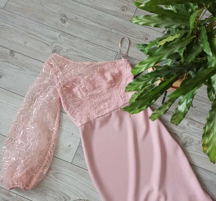 Chi Chi London pudrowo różowa sukienka midi z koronką elegancka