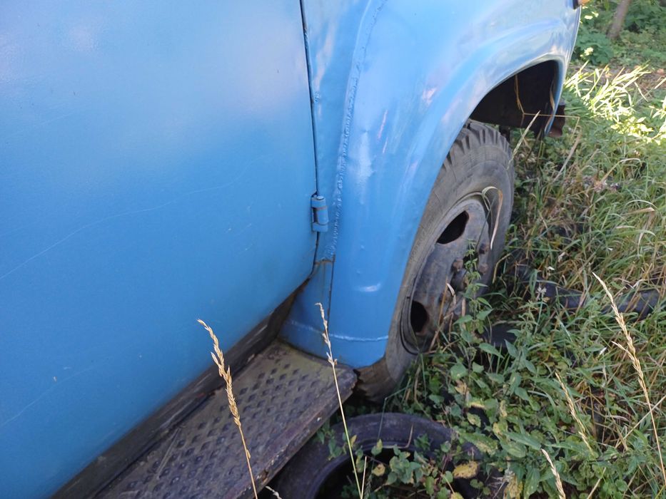 "ЗІЛ 130 автокран" у гарному стані.