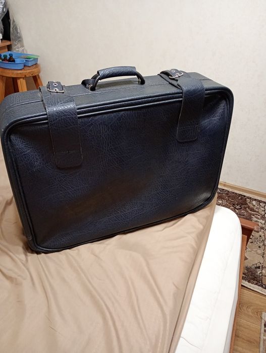 Продається чемодан