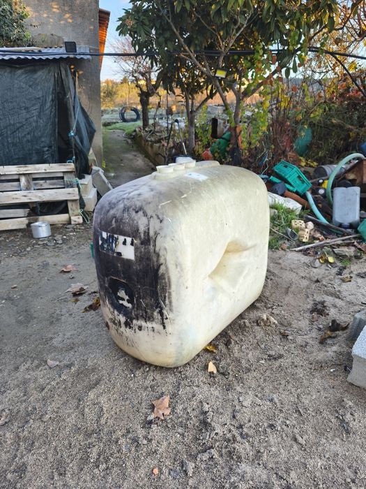 Vendo um depósito plástico