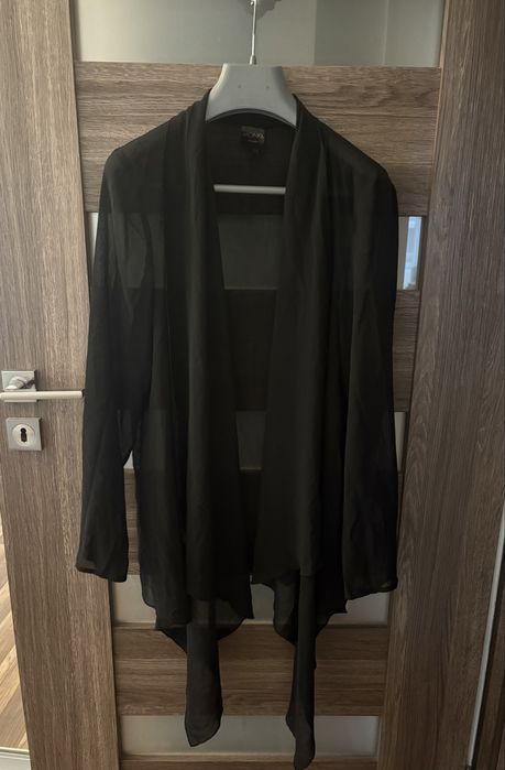 Czarna narzutka Monki M