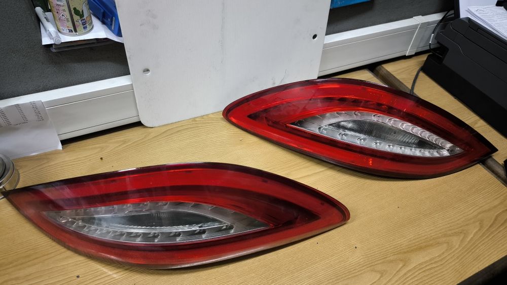 Dois Farolins de Mercedes CLS