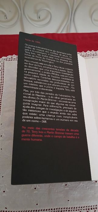 Livro + Porta-chaves Stranger Things, novos