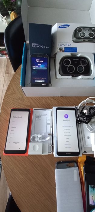 Zestaw 6 telefonów i 2 tabletów z akcesoriami