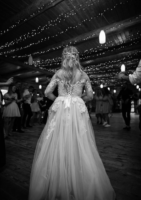 Tiulowa suknia ślubna na długi rękaw