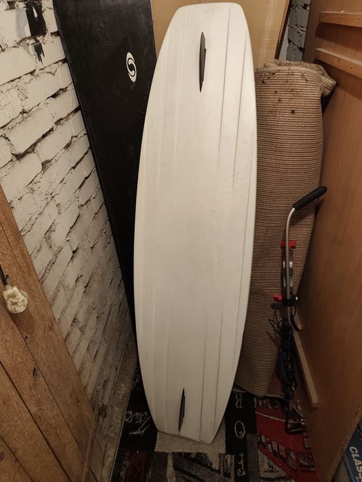 Deska wakeboard z wiązaniami