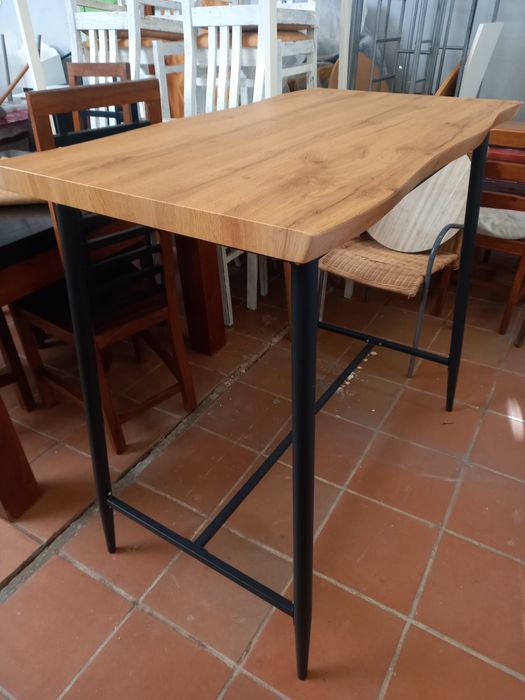 Mesa alta de bar em madeira e ferro