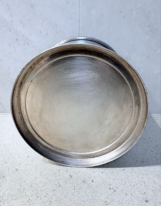 Antiga pesada caixa de tabaco com monograma “R” com banho em prata