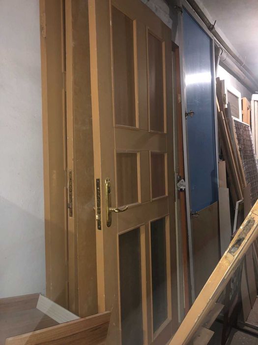 Деревянные дверные полотна.