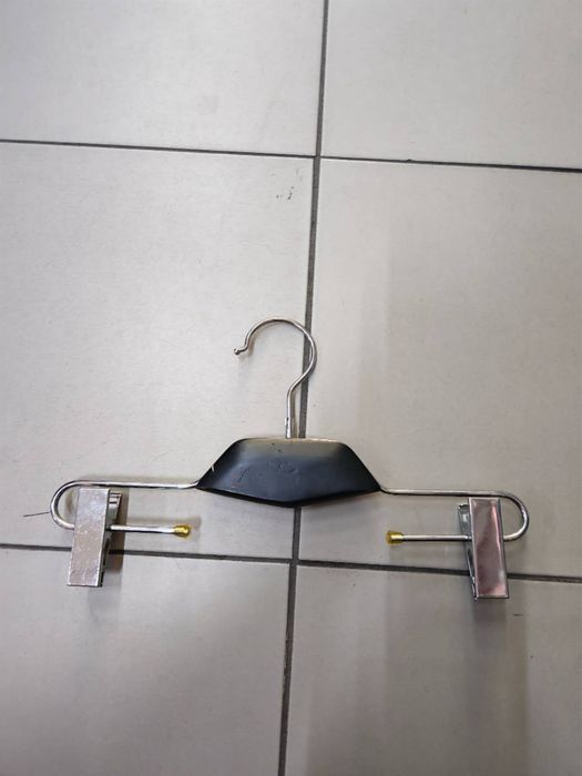 Cabide de ferro para roupa