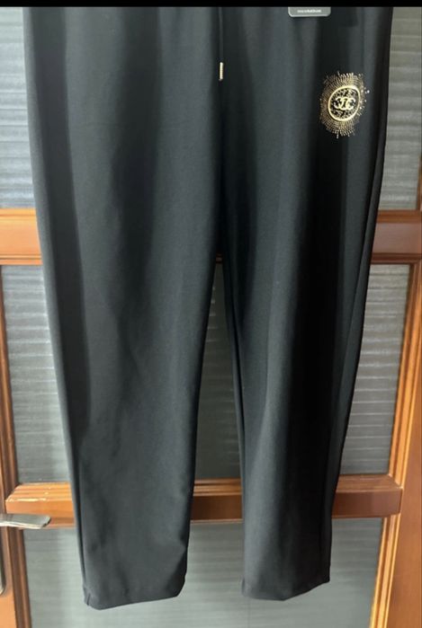 Nowe spodnie 4/5xl z modnym znaczkiem