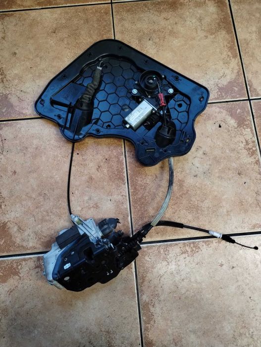 zamek lewy przód dociąg Audi A8 D4 4H1.837.015E