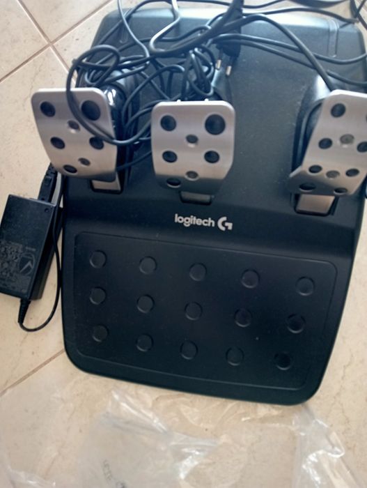 Volante e pedais para PlayStation