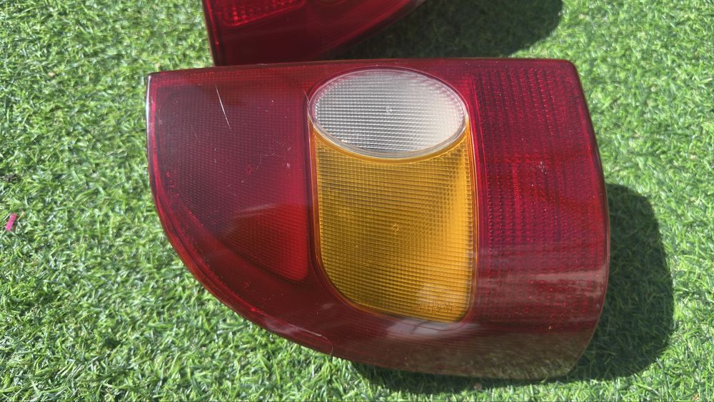 Faróis traseiros Fiat Strada 2002