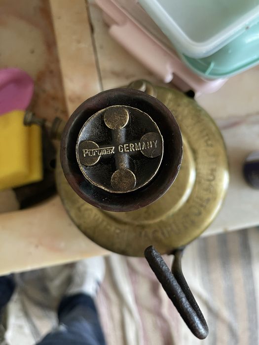 Aparelho antigo em latão para cozinhar a petroleo