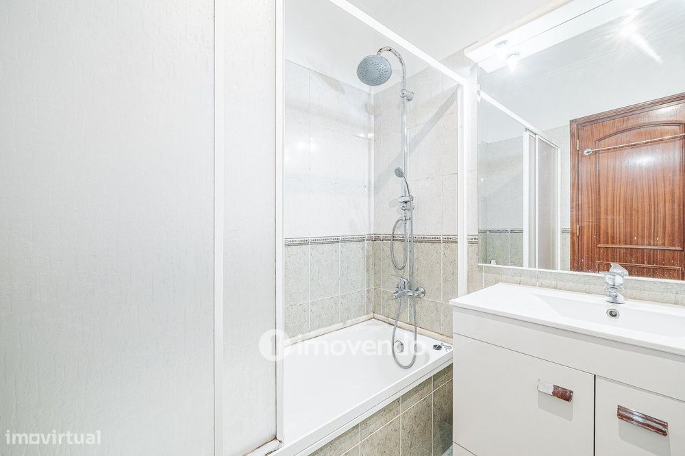 Apartamento T2, com lugar de estacionamento e arrecadação, na Ramada