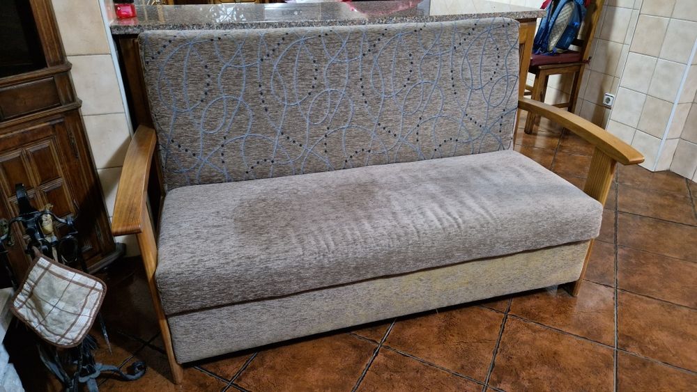 Sofá tecido e madeira
