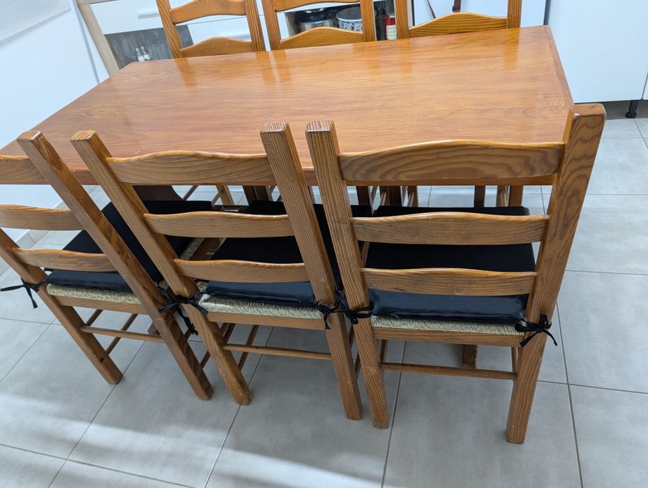 Mesa com seis cadeiras