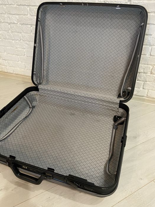 Пластиковый чемодан на колёсах