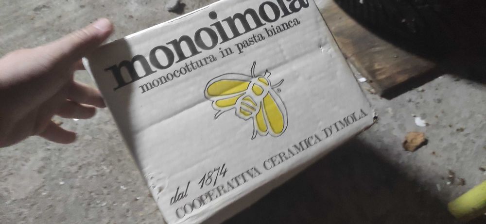 Kafelki 24x24 - 2 metry + 20x20 - 23 sztuk 2 różne kolory