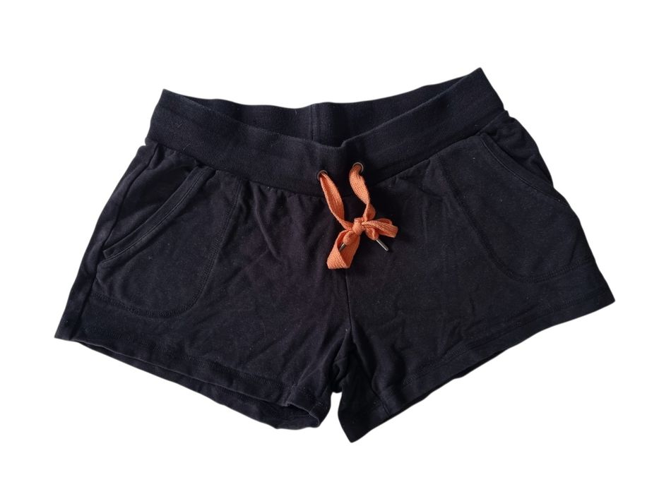 Czarne dresowe spodenki szorty crivit 
Rozmiar L/XL 40/42
Stan bardzo dobry 
Szerokosc pas 35 cm Uciąga sie do 43 cm 
Dlugosc całkowita 26,5 cm