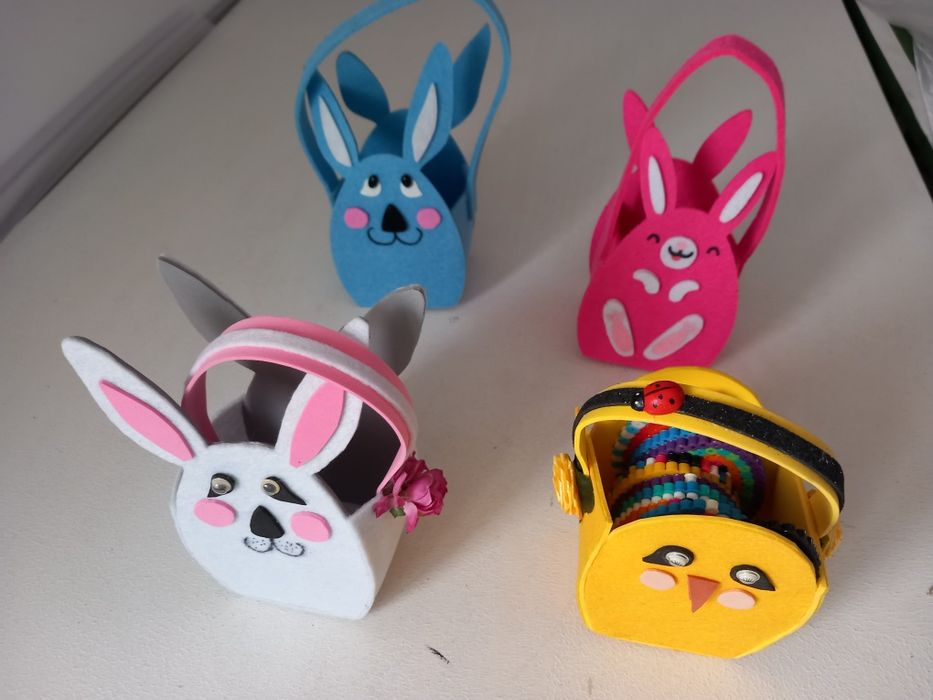 Cesto de coelhinhos de Páscoa e pratos