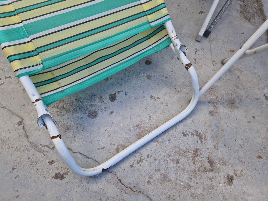 Bancos e cadeira de praia.