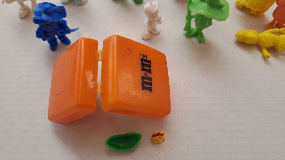 Bonecos de brindes antigos.