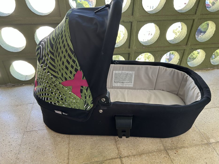 Carrinho de bebe Trio chicco Best friend com redutor - novo custa 400€