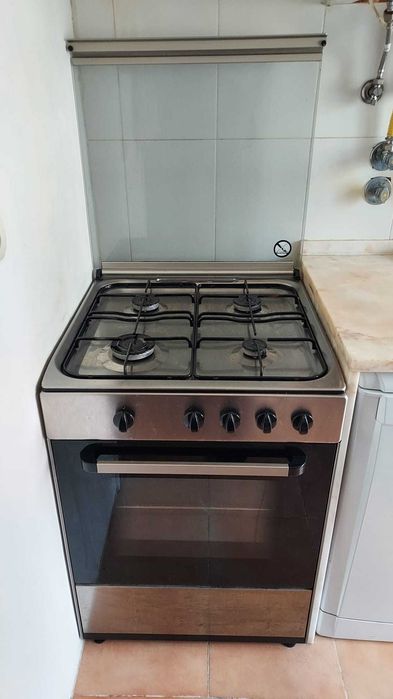Fogão e forno a gás natural Becken em bom estado. Funciona a 100%