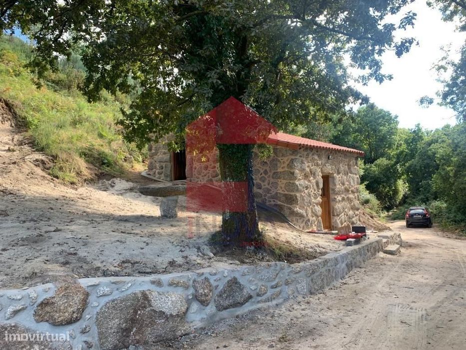 Terreno com ruína restaurada, Azias