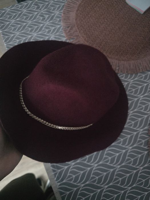 Bordowy kapelusz