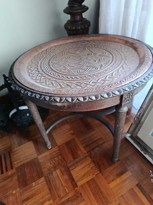 Mesa marroquina em cobre