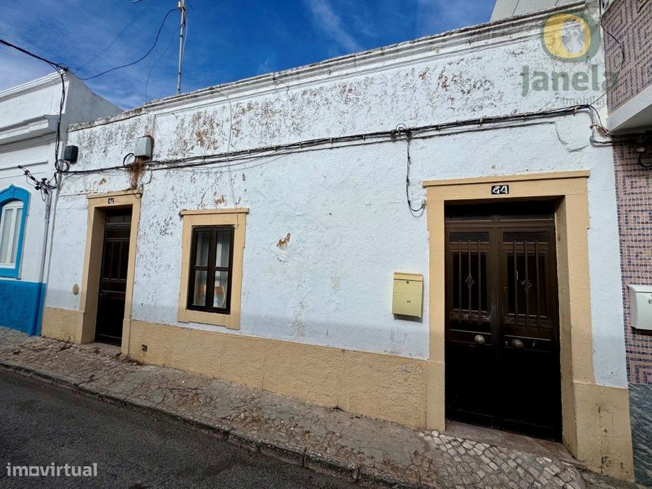 Duas Casas no Centro da Fuseta com vista mar