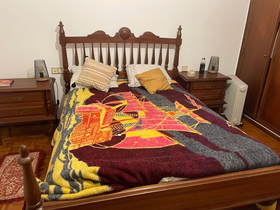 Cama de casal e quarto completo