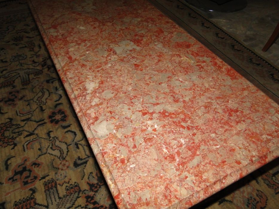 Mesa de centro com tampo em pedra
