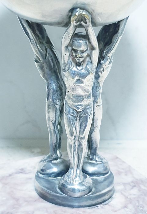 Antiga taça - troféu figurativo de desporto em casquinha