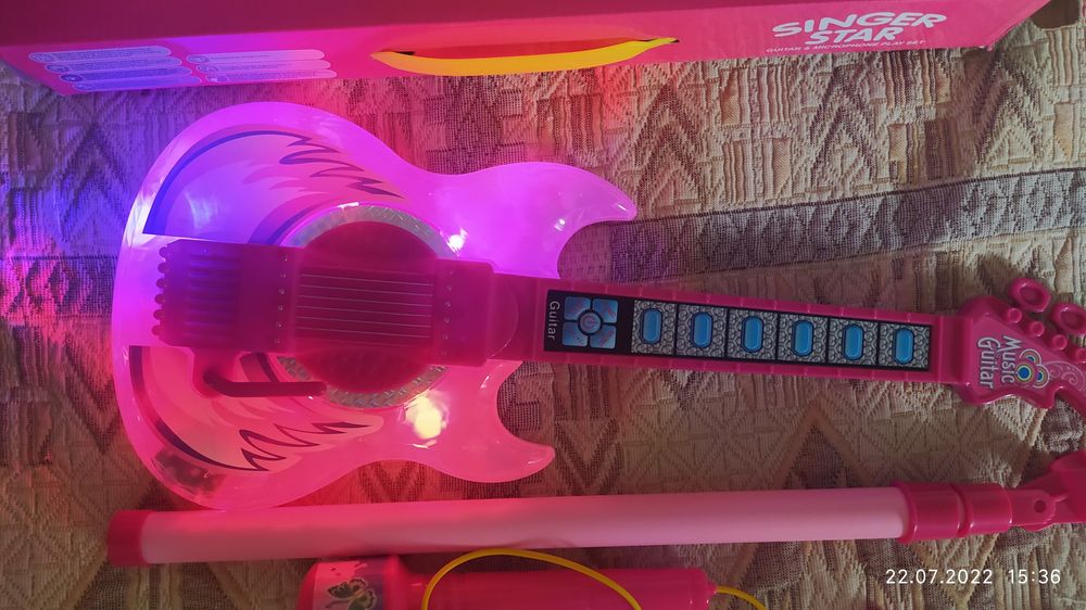 Музична гітара з мікрофоном на стійці