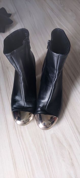 Botki czarne z metalowa wstawka