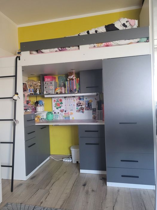 Łóżko piętrowe z biurkiem, szafą i półkami