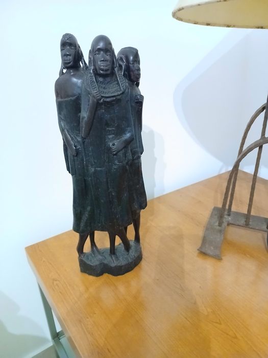 Estatueta Africana de madeira com 3 homens.