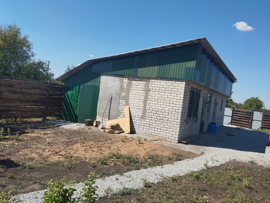 Гарна та велика земельна ділянка з забудовою