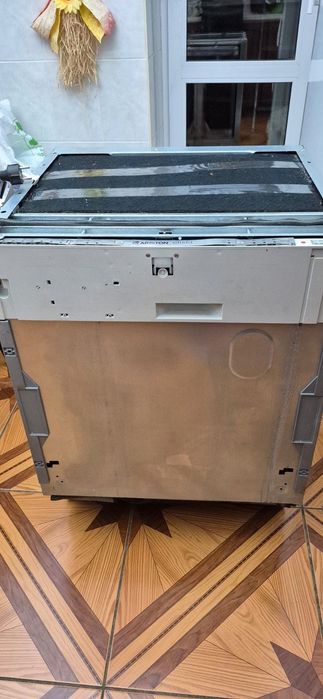 Вбудована посудомийна машина Ariston потребує ремонту на запчастини