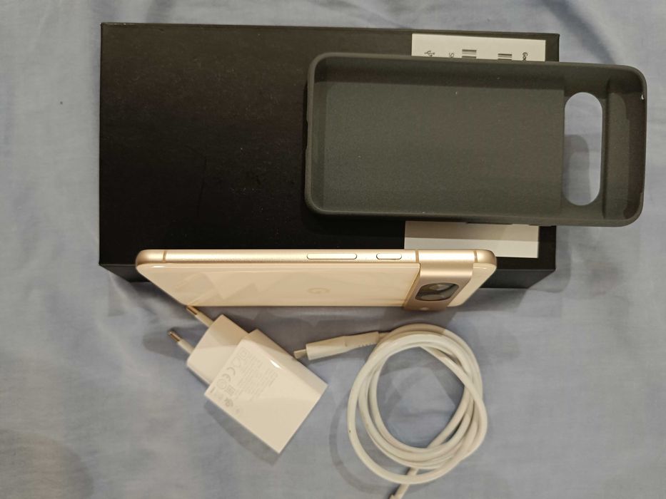 Google pixel 8 gold
