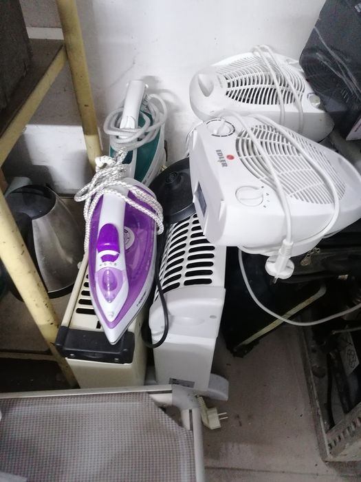 Утюг. Обигривач. Чайник. Доска для сушки.