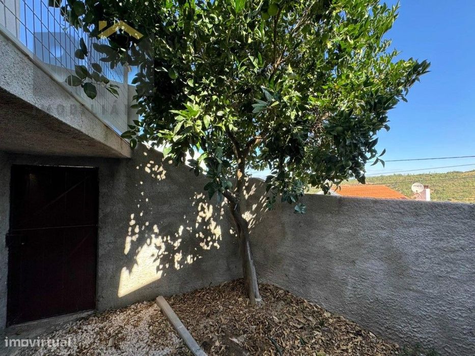 Moradia T1 à venda em Salgueiro do Campo com terreno rústico!