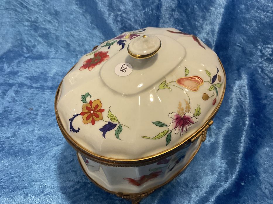 Caixa vista alegre base em metal  pintura manual ,14x15 cm