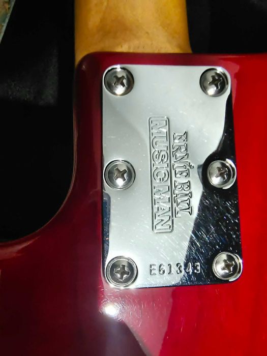 Music Man Stingray 5 strun bass piezo
