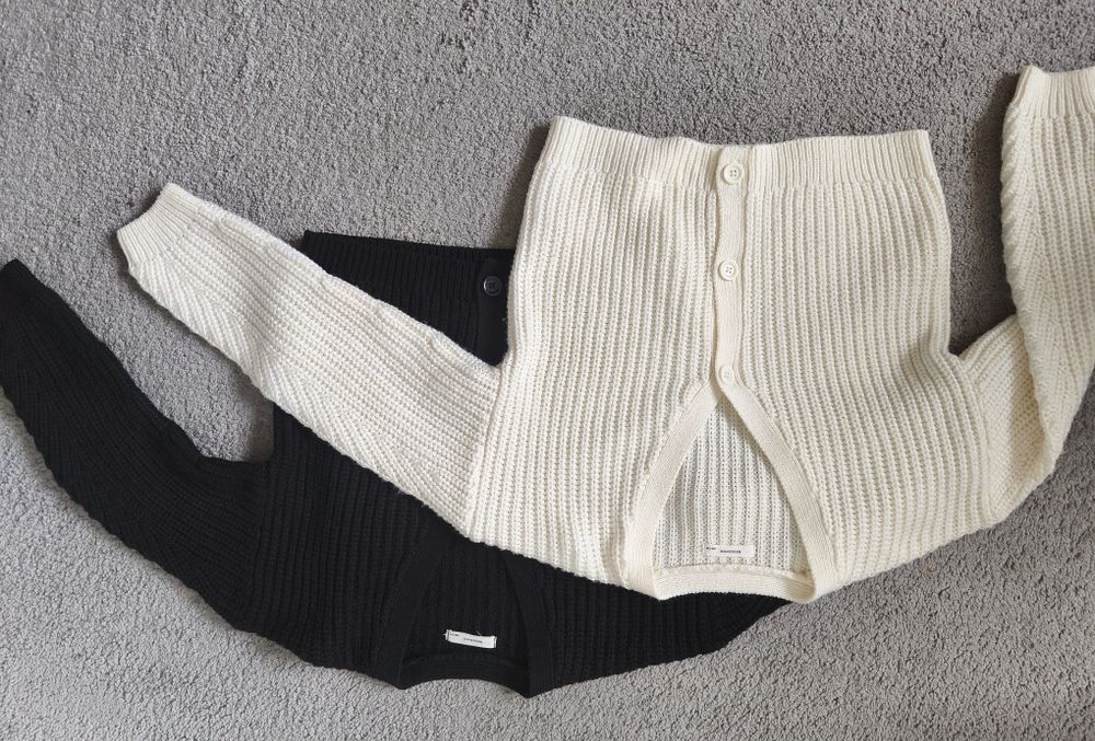 Sweterki r. 146, ecru i czarny