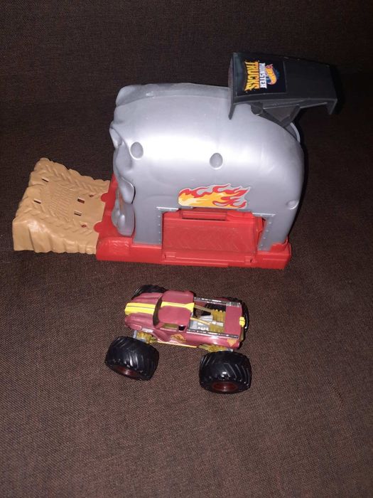 Трек  Hot Wheels  монстры с машиной